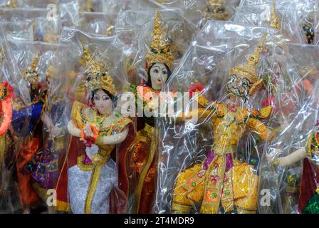 Buddha-Statuetten Souvenirs, in Cellophan gewickelt, auf lokalen Märkten für Touristen verkauft Stockfoto