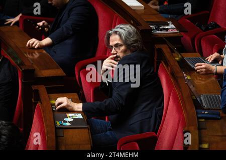 Paris, Frankreich. 31. Oktober 2023. Aymeric Caron, Abgeordneter von La France Insoumise (NUPES), wurde während der Sitzung von Fragen an die Regierung in der Nationalversammlung gesehen. Eine wöchentliche Sitzung mit Fragen an die französische Regierung in der Nationalversammlung im Palais Bourbon in Paris. Quelle: SOPA Images Limited/Alamy Live News Stockfoto