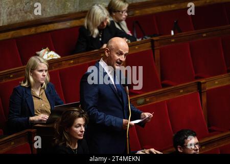 Paris, Frankreich. 31. Oktober 2023. Vincent Rolland, stellvertretender Vertreter von Les Republicains, spricht während der Fragen an die Regierungsperiode. Eine wöchentliche Sitzung mit Fragen an die französische Regierung in der Nationalversammlung im Palais Bourbon in Paris. (Foto: Telmo Pinto/SOPA Images/SIPA USA) Credit: SIPA USA/Alamy Live News Stockfoto