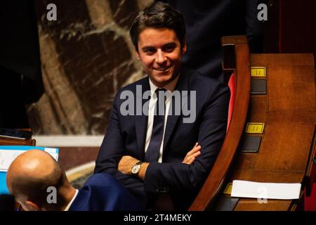Paris, Frankreich. 31. Oktober 2023. Gabriel Attal, französischer Bildungsminister, während der Sitzung der Nationalversammlung. Eine wöchentliche Sitzung mit Fragen an die französische Regierung in der Nationalversammlung im Palais Bourbon in Paris. (Foto: Telmo Pinto/SOPA Images/SIPA USA) Credit: SIPA USA/Alamy Live News Stockfoto
