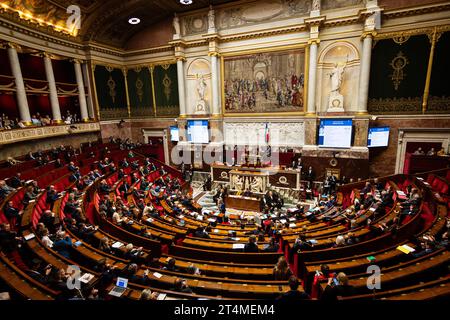 Paris, Frankreich. 31. Oktober 2023. Allgemeine Ansicht in der Nationalversammlung während der Sitzung der Fragen an die Regierung. Eine wöchentliche Sitzung mit Fragen an die französische Regierung in der Nationalversammlung im Palais Bourbon in Paris. (Foto: Telmo Pinto/SOPA Images/SIPA USA) Credit: SIPA USA/Alamy Live News Stockfoto