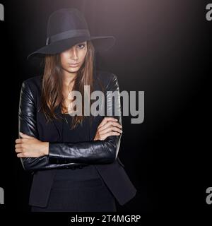 Geheimnisvolles Vertrauen. Abgeschnittenes Porträt einer schönen Frau, die schwarz trägt. Stockfoto