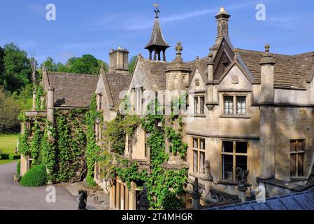 Castle Combe: Manor House Hotel mit Glyzinien im frühen Morgenlicht im Dorf Castle Combe, Cotswolds, Wiltshire, England, Großbritannien Stockfoto