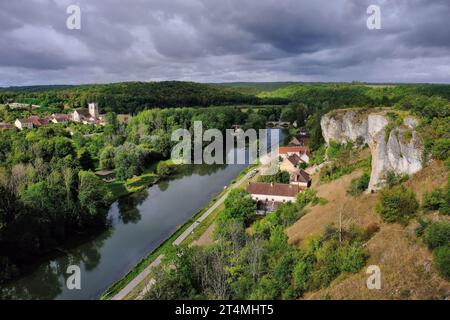 Les Rochers du Saussois (Felsklippen) und Fluss Yonne mit Reflexionen in der Gemeinde Merry sur Yonne, Burgund, Frankreich Stockfoto