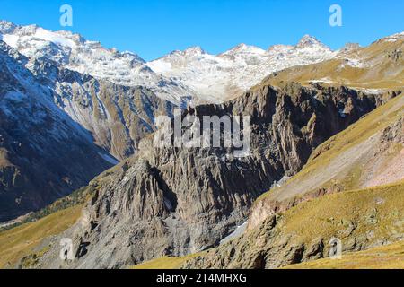 Der Blick auf die verwüstete vulkanische Landschaft auf dem Treck zum Mount Elbrus, Russland. Panorama, Kopierraum für Text Stockfoto