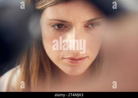 Ich kann nicht helfen, aber Frage mich... eine attraktive Frau, die zu Hause nachdenklich aussieht. Stockfoto