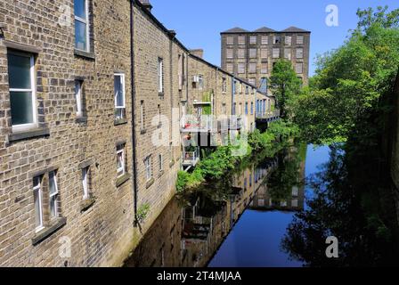 Slaithwaite: Alte Mühle am Fluss Colne mit Reflexionen in Slaithwaite bei Huddersfield im Colne Valley, Kirklees, South Pennines, West Yorkshire Stockfoto