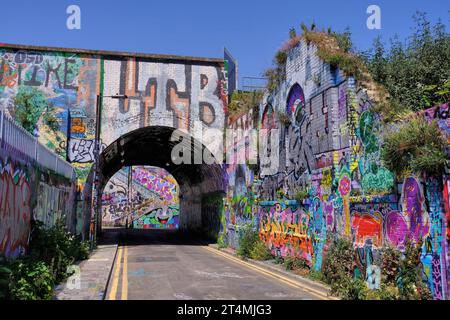 Farbenfrohe Street Art und Graffiti im Fleet Street Hill in der Nähe von Brick Lane und Spitalfields, Tower Hamlets, London, England, Großbritannien Stockfoto