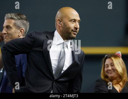 Phoenix, Usa. Januar 2023. Derek Jeter, ehemaliger New York Yankee-großartiger und Baseball-Kommentator, geht auf das Feld, nachdem die Texas Rangers am Dienstag, den 31. Oktober 2023, die Arizona Diamondbacks 11-7 im vierten Spiel der World Series 2023 in Chase Field in Phoenix, Arizona besiegten. Die Rangers haben nun einen Vorsprung von 3-1 in der Best-of-Seven-Serie. Foto: John Angelillo/UPI Credit: UPI/Alamy Live News Stockfoto