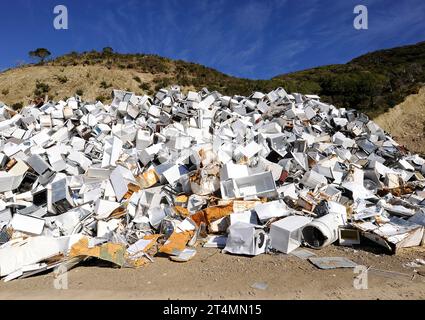 Weggeworfene Geräte und Whiteware Stockfoto