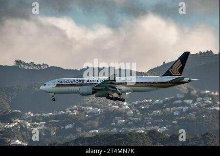 Singapore Airlines Boing 777 landet auf dem Wellington Airport, Neuseeland Stockfoto