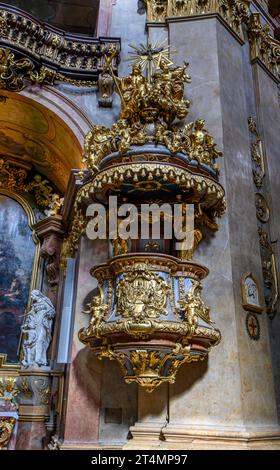 Wien, Österreich. Innere der Peterskirche oder St. Peterskirche. Barocke römisch-katholische Pfarrkirche am Petersplatz. Stockfoto