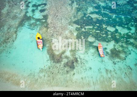 Vogelaugendrohne am Strand baie lazare, Andocken von Fischerbooten bei Ebbe, türkisfarbenes Wasser, sonniger Tag, Mahe Seychelles .JPEG Stockfoto