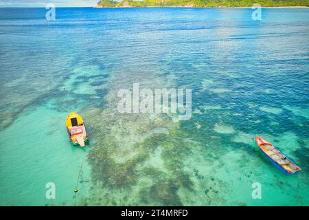 Vogelaugendrohne am Strand baie lazare, Andocken von Fischerbooten bei Ebbe, türkisfarbenes Wasser, sonniger Tag, Mahe Seychelles .JPEG Stockfoto