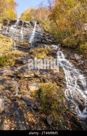 Amicalola Falls an einem wunderschönen Herbsttag im Amicalola Falls State Park in Dawsonville, Georgia. (USA) Stockfoto