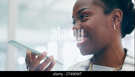 Schwarze Geschäftsfrau, Telefon und Sprachnotiz im Büro, Kommunikation und Konversation. Afrikanische Person, Mitarbeiter und Anruf auf dem mobilen Smartphone Stockfoto