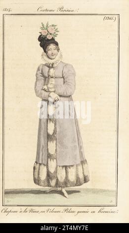 Modische französische Frau in schwarzem Samtmütze mit Rosen im Nina-Stil, Spitzenverzierung und Fliederpelismantel mit Hermelin. Chapeau a la Nina en Velours, pelisse garnie en hermine. Handkolorierter Kupferstich von Jean Charles Baquoy nach einem Modeteller von Horace Vernet aus Pierre de la Mesangere’s Journal des Dames et des Modes, Magazine of Women and Fashion, Paris, 1814. Stockfoto