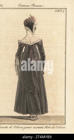 Rückansicht einer modischen Frau in Samtkornmütze mit Blumen, Samtkleid mit rosa Satin und Spitze. Cornette de Velours, Garnie en Satin, Robe de Velours. Handkolorierter Kupferstich von Jean Charles Baquoy nach einem Modeteller von Horace Vernet aus Pierre de la Mesangere’s Journal des Dames et des Modes, Magazine of Women and Fashion, Paris, 1814. Stockfoto