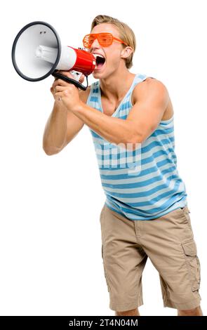 Ist das laut genug für alle? Ein hübscher junger Mann, der allein im Studio steht und ein Megaphon benutzt. Stockfoto