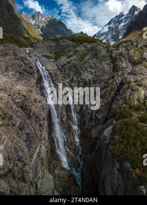 Eine atemberaubende Landschaft mit einem majestätischen Wasserfall, der einen Felsvorsprung auf dem Berg Ushba hinabstürzt Stockfoto