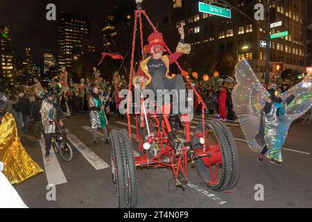 New York, Usa. 31. Oktober 2023. NEW YORK, NY - OKTOBER 31: Revelers in Kostümen nehmen an der 50. Jährlichen Halloween-Parade in New York City Teil, die sich mit dem Motto „Upside/Down : Inside/Out!“ beschäftigt. Am 31. Oktober 2023 in New York City. Quelle: Ron Adar/Alamy Live News Stockfoto