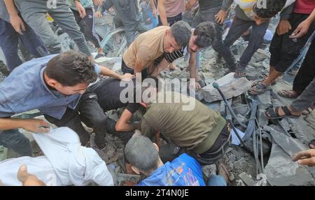 Jabalia, Gaza. 31. Oktober 2023. Palästinenser suchen nach Opfern in den Trümmern nach israelischen Luftangriffen auf das Flüchtlingslager Jabalia im Norden Gazastreifens am Dienstag, den 31. Oktober 2023. Dutzende Palästinenser, darunter Kinder, wurden bei einer Reihe israelischer Luftangriffe auf das Flüchtlingslager Jabalia getötet, sagte der Sprecher des Innenministeriums am Dienstag. Die israelischen Angriffe werden am 25. Tag in Gaza fortgesetzt. Foto: Anas Jamal/ Credit: UPI/Alamy Live News Stockfoto