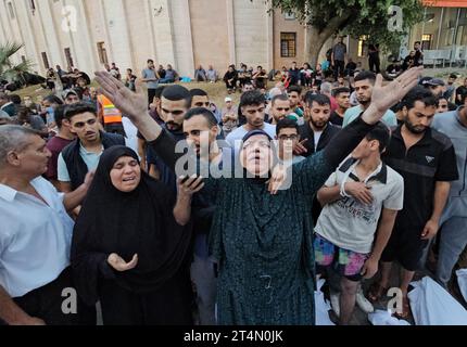 Jabalia, Gaza. 31. Oktober 2023. Palästinenser trauern ihre Opfer nach israelischen Luftangriffen auf das Flüchtlingslager Jabalia im Norden Gazastreifens am Dienstag, den 31. Oktober 2023. Dutzende Palästinenser, darunter Kinder, wurden bei einer Reihe israelischer Luftangriffe auf das Flüchtlingslager Jabalia getötet, sagte der Sprecher des Innenministeriums am Dienstag. Die israelischen Angriffe werden am 25. Tag in Gaza fortgesetzt. Foto: Anas Jamal/ Credit: UPI/Alamy Live News Stockfoto