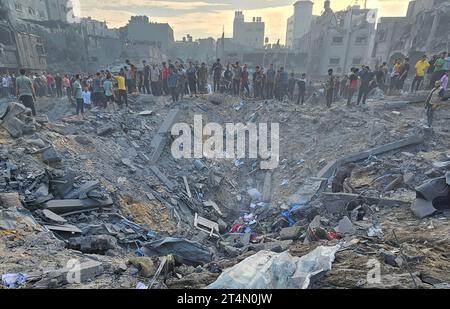 Jabalia, Gaza. 31. Oktober 2023. Palästinenser suchen nach Opfern in den Trümmern nach israelischen Luftangriffen auf das Flüchtlingslager Jabalia im Norden Gazastreifens am Dienstag, den 31. Oktober 2023. Dutzende Palästinenser, darunter Kinder, wurden bei einer Reihe israelischer Luftangriffe auf das Flüchtlingslager Jabalia getötet, sagte der Sprecher des Innenministeriums am Dienstag. Die israelischen Angriffe werden am 25. Tag in Gaza fortgesetzt. Foto: Anas Jamal/ Credit: UPI/Alamy Live News Stockfoto