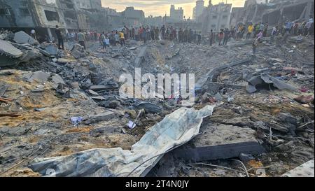 Jabalia, Gaza. 31. Oktober 2023. Palästinenser suchen nach Opfern in den Trümmern nach israelischen Luftangriffen auf das Flüchtlingslager Jabalia im Norden Gazastreifens am Dienstag, den 31. Oktober 2023. Dutzende Palästinenser, darunter Kinder, wurden bei einer Reihe israelischer Luftangriffe auf das Flüchtlingslager Jabalia getötet, sagte der Sprecher des Innenministeriums am Dienstag. Die israelischen Angriffe werden am 25. Tag in Gaza fortgesetzt. Foto: Anas Jamal/ Credit: UPI/Alamy Live News Stockfoto