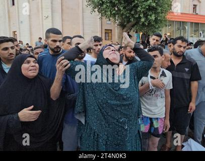 Jabalia, Gaza. 31. Oktober 2023. Palästinenser trauern ihre Opfer nach israelischen Luftangriffen auf das Flüchtlingslager Jabalia im Norden Gazastreifens am Dienstag, den 31. Oktober 2023. Dutzende Palästinenser, darunter Kinder, wurden bei einer Reihe israelischer Luftangriffe auf das Flüchtlingslager Jabalia getötet, sagte der Sprecher des Innenministeriums am Dienstag. Die israelischen Angriffe werden am 25. Tag in Gaza fortgesetzt. Foto: Anas Jamal/ Credit: UPI/Alamy Live News Stockfoto