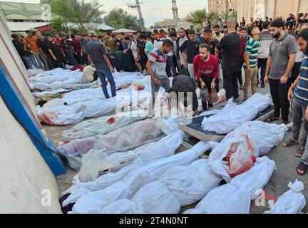 Jabalia, Gaza. 31. Oktober 2023. Palästinenser trauern ihre Opfer nach israelischen Luftangriffen auf das Flüchtlingslager Jabalia im Norden Gazastreifens am Dienstag, den 31. Oktober 2023. Dutzende Palästinenser, darunter Kinder, wurden bei einer Reihe israelischer Luftangriffe auf das Flüchtlingslager Jabalia getötet, sagte der Sprecher des Innenministeriums am Dienstag. Die israelischen Angriffe werden am 25. Tag in Gaza fortgesetzt. Foto: Anas Jamal/ Credit: UPI/Alamy Live News Stockfoto