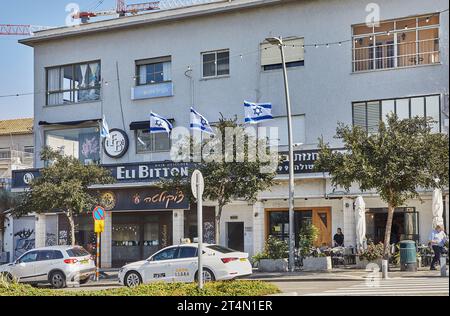 Haifa, Israel - 22. Oktober 2023: Straßen und Cafés der Stadt Haifa im Bezirk Carmel. Stockfoto