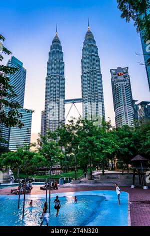 Kuala Lumpurs dynamisches Hochhaus-Stadtzentrum ist bekannt für seine eleganten Modezentren, Luxushotels und die weitläufige Aussicht vom futuristischen Petronas Twin Stockfoto