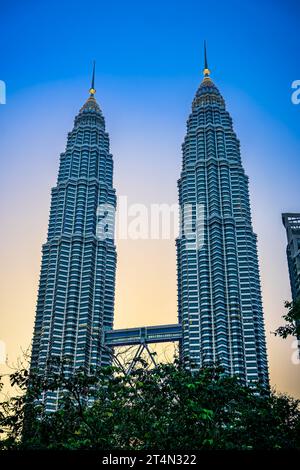 Kuala Lumpurs dynamisches Hochhaus-Stadtzentrum ist bekannt für seine eleganten Modezentren, Luxushotels und die weitläufige Aussicht vom futuristischen Petronas Twin Stockfoto