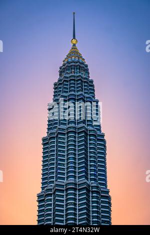 Kuala Lumpurs dynamisches Hochhaus-Stadtzentrum ist bekannt für seine eleganten Modezentren, Luxushotels und die weitläufige Aussicht vom futuristischen Petronas Twin Stockfoto