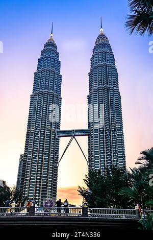 Kuala Lumpurs dynamisches Hochhaus-Stadtzentrum ist bekannt für seine eleganten Modezentren, Luxushotels und die weitläufige Aussicht vom futuristischen Petronas Twin Stockfoto