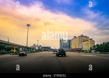 Autos nähern sich der Mautstelle in der Nähe von Kuala Lumpur am North South Expressway bei Sonnenuntergang in Malaysia. Stockfoto