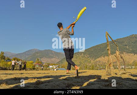 Srinagar, Indien. Oktober 2023. Am 27. Oktober 2023 spielen die Menschen gerne Cricket auf den goldenen Reisfeldern im Bezirk Kupwara in Nordkaschmir, Indien. (Foto: Arsalan Ashiq/INA Photo Agency/SIPA USA) Credit: SIPA USA/Alamy Live News Stockfoto