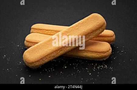 Italienische Kekse auf schwarzem Hintergrund, Marienfinger-Kekse, volle Feldtiefe Stockfoto