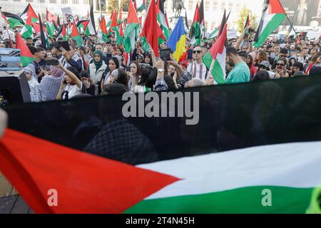 Bukarest, Rumänien - 21. Oktober 2023: Menschen nehmen an einer Demonstration in Solidarität mit Palästinensern in Gaza in Bukarest, Rumänien, Teil. Stockfoto