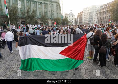 Bukarest, Rumänien - 21. Oktober 2023: Menschen nehmen an einer Demonstration in Solidarität mit Palästinensern in Gaza in Bukarest, Rumänien, Teil. Stockfoto