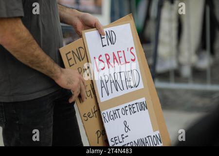 Bukarest, Rumänien - 21. Oktober 2023: Menschen nehmen an einer Demonstration in Solidarität mit Palästinensern in Gaza in Bukarest, Rumänien, Teil. Stockfoto