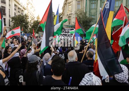 Bukarest, Rumänien - 21. Oktober 2023: Menschen nehmen an einer Demonstration in Solidarität mit Palästinensern in Gaza in Bukarest, Rumänien, Teil. Stockfoto