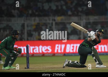 Kalkutta, Indien. 31. Oktober 2023. Pakistans Fakhar Zaman trifft beim Spiel der ICC-Cricket-Weltmeisterschaft zwischen Pakistan und Bangladesch im Eden Gardens Stadium. Am 31. Oktober 2023 in Kalkutta, Indien. (Credit Image: © Dipa Chakraborty/eyepix via ZUMA Press Wire) NUR REDAKTIONELLE VERWENDUNG! Nicht für kommerzielle ZWECKE! Stockfoto