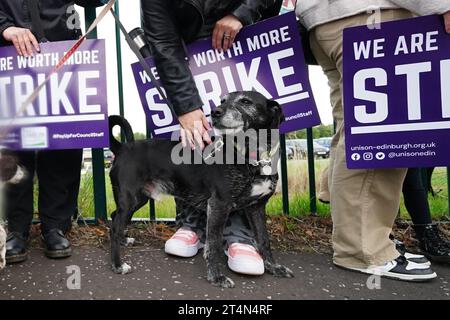 Dateifoto vom 26./09/2023 von Schularbeitern, die Mitglieder von Unison, Unite und GMB Scotland sind, an der Streiklinie der Portobello High School in Edinburgh. Schulbetreuer von drei lokalen Behörden werden am Mittwoch in einem anhaltenden Streit mit den Räten über die Bezahlung gehen. Ausgabedatum: Mittwoch, 1. November 2023. Stockfoto