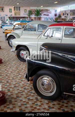 Talmont , Frankreich - 09 12 2023 : Peugeot 203 volkswagen und simca aronde altes Oldtimer im französischen Fahrzeug in Museumsstadt talmont Vendee france Stockfoto