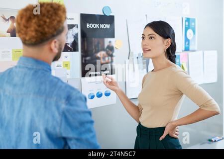 Im Unternehmen geht es auch darum, Ihre Wettbewerber im Auge zu behalten. Eine junge Geschäftsfrau, die mit einem Kollegen in einem Büro spricht. Stockfoto