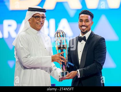 Doha, Katar. 31. Oktober 2023. Der Präsident der Asiatischen Fußballkonföderation (AFC) Sheikh Salman bin Ibrahim al-Khalifa (L) überreicht Saudi-Arabiens Stürmer Salem al-Dawsari während der jährlichen Preisverleihung der Asiatischen Fußballkonföderation (AFC) im Qatar National Convention Center in Doha, Katar, am 31. Oktober 2023 mit dem AFC Player of the Year Award. Quelle: Nikku/Xinhua/Alamy Live News Stockfoto