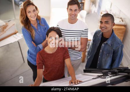 Großartige Designer mit einem fantastischen Führer. Eine Gruppe junger Designer, die in einem Büro zusammenarbeiten. Stockfoto