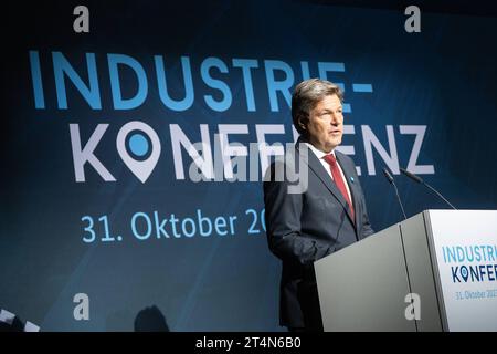 Industriekonferenz 2023 von BMWK und Bündnis für Zukunft der Industrie - Robert Habeck, Bundeswirtschaftsminister, während seiner Keynote zur Eröffnung der KonferenzIndustriekonferenz 2023 von BMWK und Bündnis für Zukunft der Industrie - Robert Habeck, Bundeswirtschaftsminister, während seiner Keynote zur Eröffnung der Konferenz, Berlin Berlin Deutschland Eventlocation Radialsystem *** Industriekonferenz 2023 des BMWK und Allianz für die Zukunft der Industrie Robert Habeck, Bundeswirtschaftsminister, während seiner Keynote bei der Eröffnung der Konferenz Industriekonferenz 2023 des BMWK Stockfoto